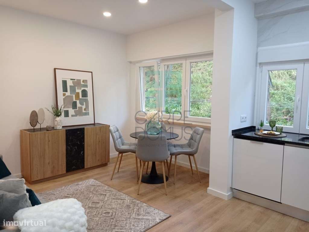 Apartamento T2 Totalmente Remodelado Em Benfica