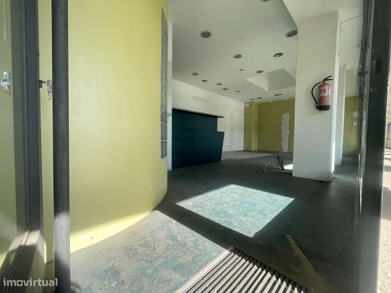 Espaço Comercial, na Rua do Ouro,  frente ao rio Douro - Grande imagem: 4/9