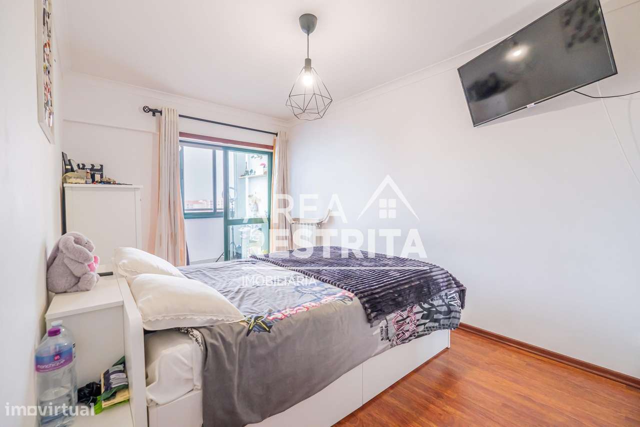 Apartamento T3 com parqueamento e elevador nos Fidalguinhos, Barreiro-21