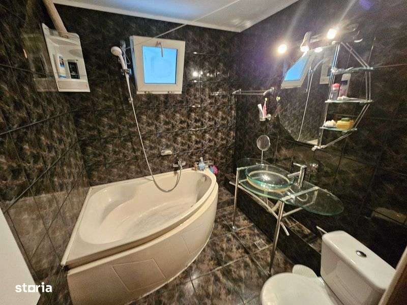 Apartament 3 camere de vanzare