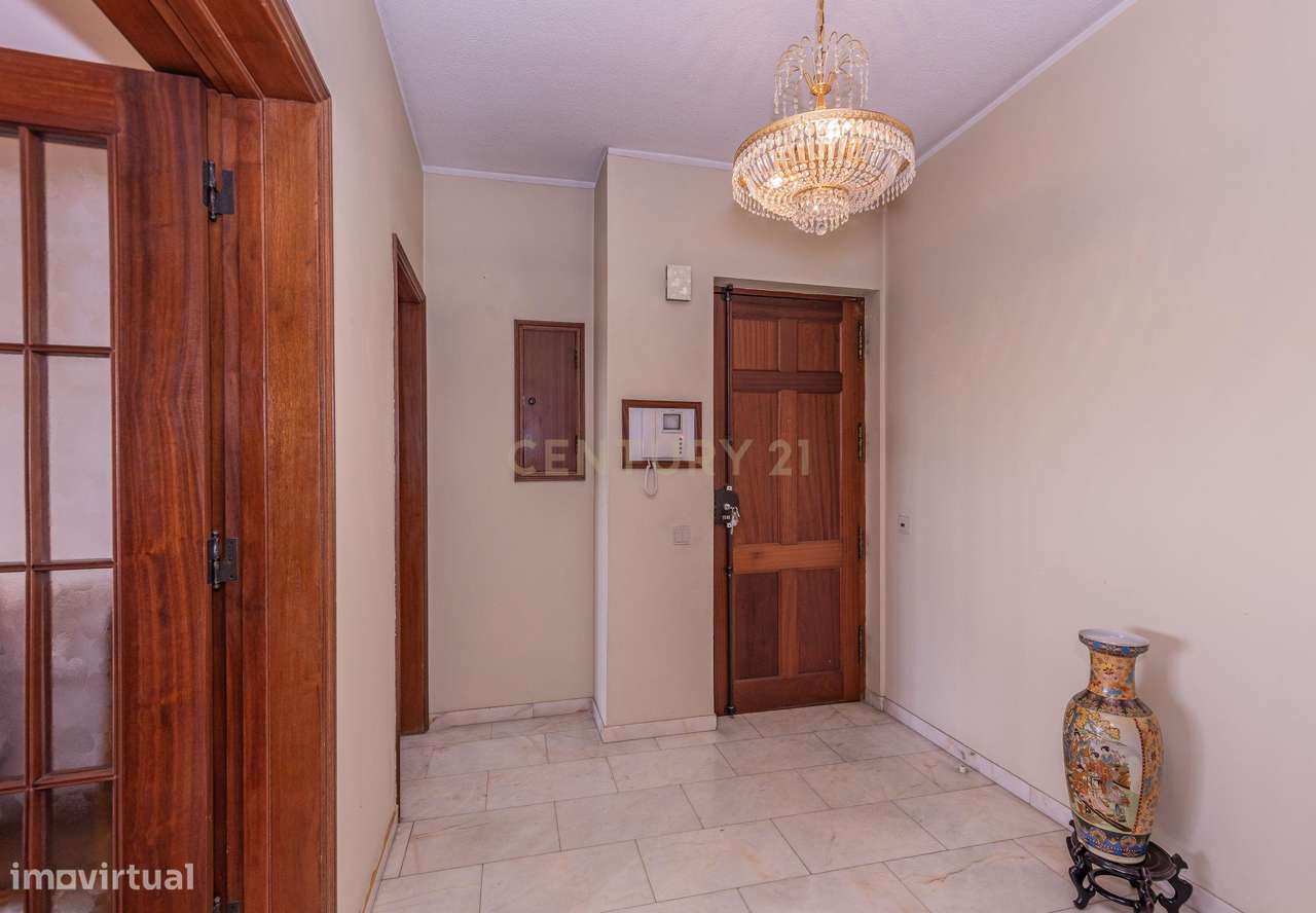 Venda/Cessão de Quinhão Hereditário composto por Apartamento T3 com Vi-9