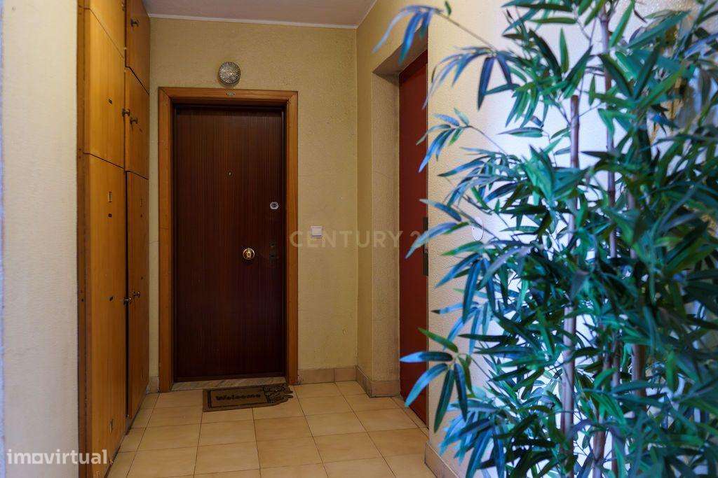Apartamento T3 em Alfragide com Parqueamento-29
