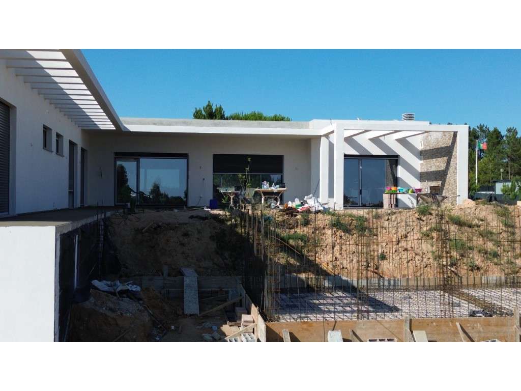 MORADIA T4 TÉRREA A ESTREAR - CASAIS DOS BRITOS - AZAMBUJA-32