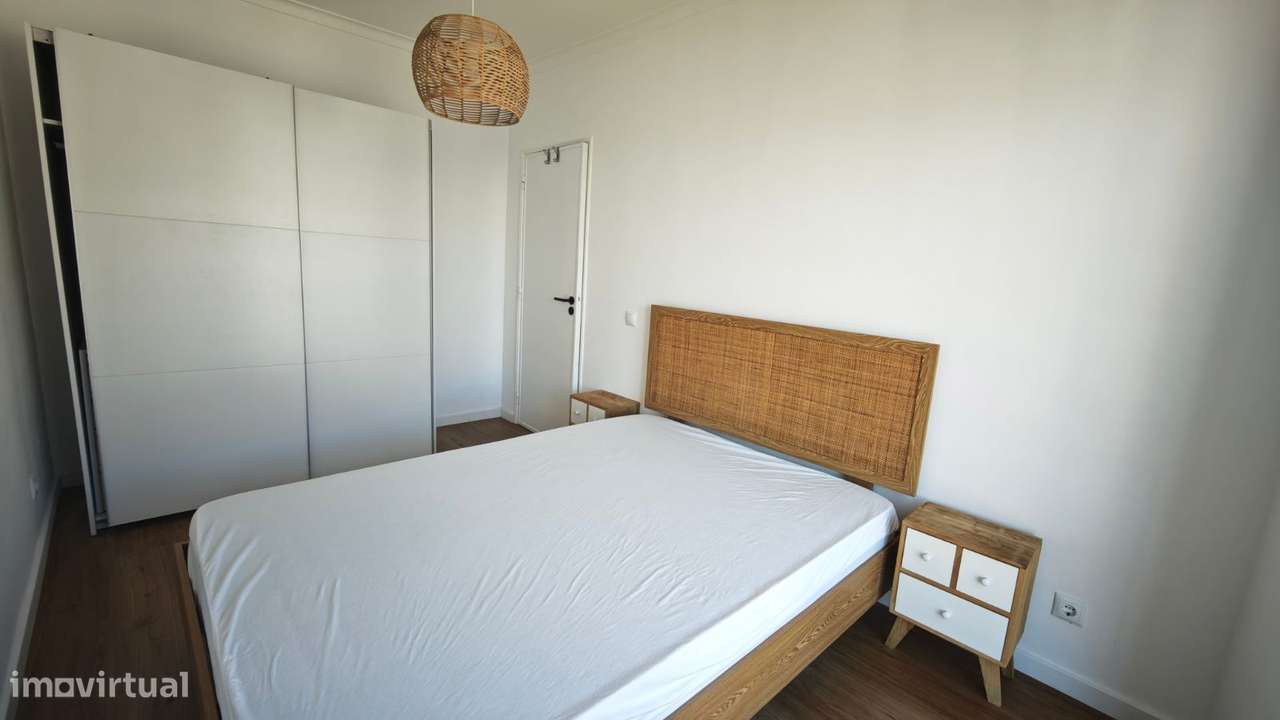 Apartamento T2 remodelado, com varanda e sótão. Centro da cidade.-12