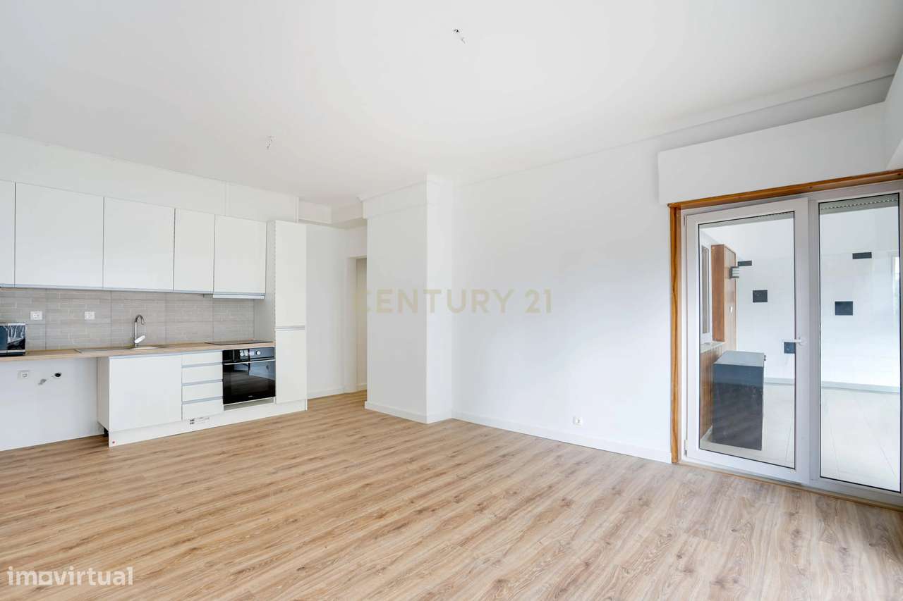 T2 transformado em T3, totalmente remodelado, localizado numa das zona-24