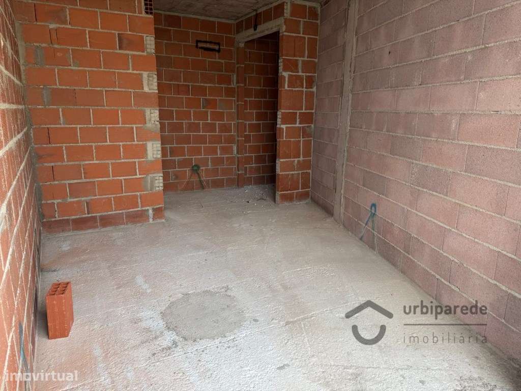 Moradia V4 na Adroana, em face de acabamento.-24