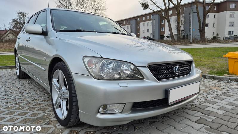 Lexus IS 300 Sport Cross - 1