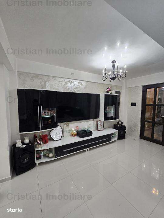 VILA (P+ 1) LUX Chercea FINISAJE  240mp construiti - Imagine principală: 4/20