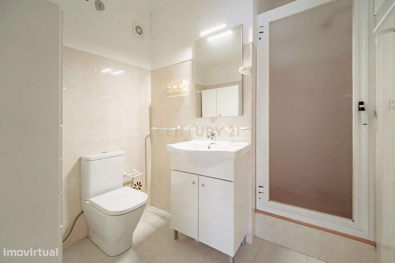 Apartamento T3 em Amora, Seixal - Oportunidade Única!-25