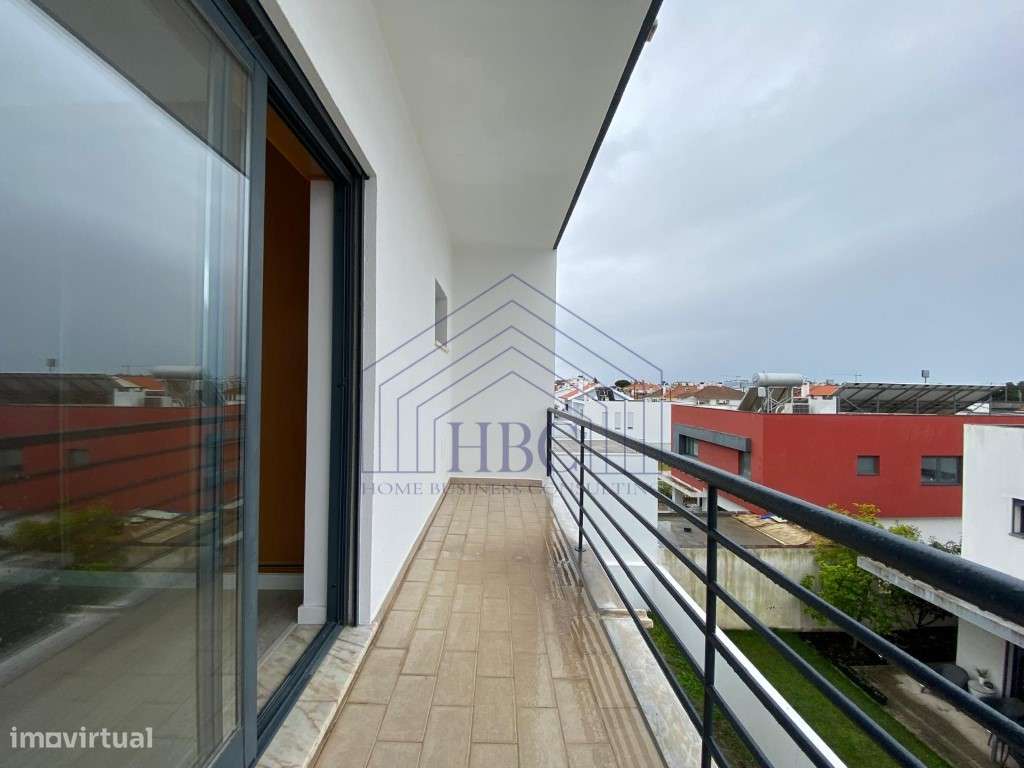 Moradia T5 Moderna e Remodelada no Feijó - Espaço, Conforto e Exclu...-36