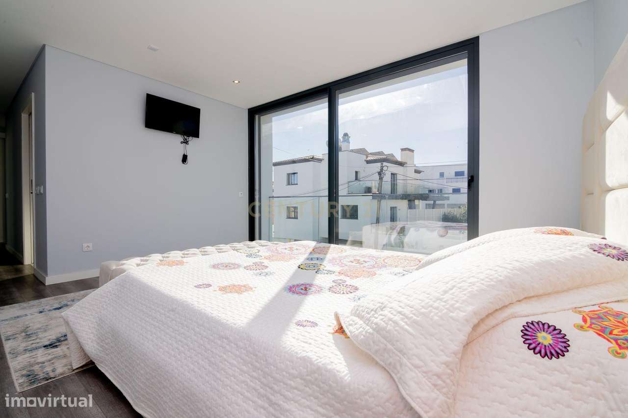 FABULOSA MORADIA V4 DE LUXO NOVA, COM PISCINA, CARPORT, DOIS PISOS - Grande imagem: 3/60