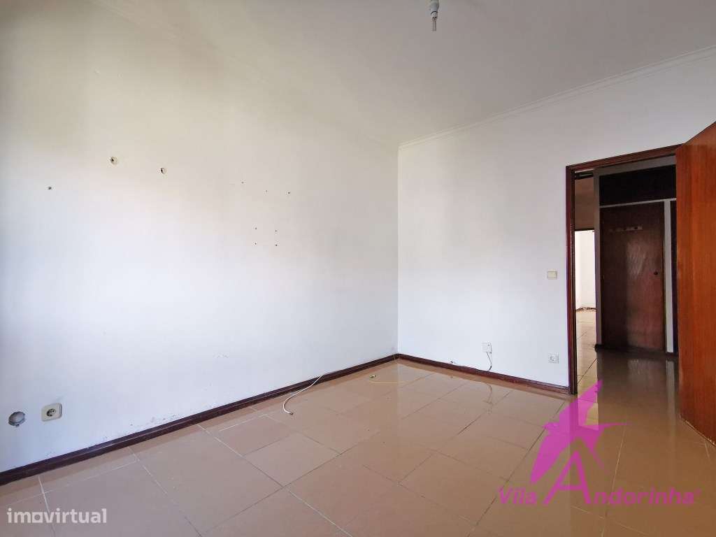 Apartamento T2 a 2 minutos do centro da cidade com garagem fechada.-8