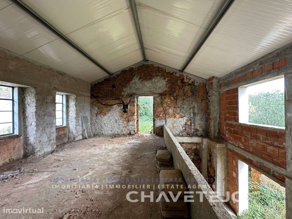 Quintinha com duas casas de campo e uma arrecadação a cerca de 4 km...-38