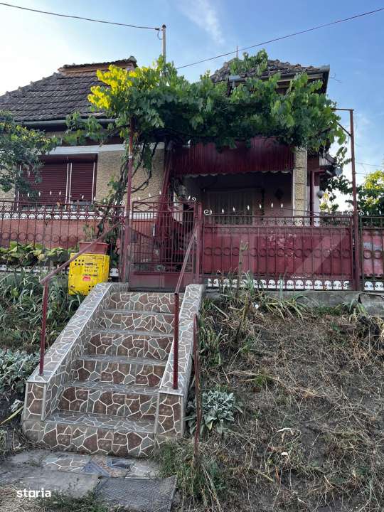 Casa de locuit in Valea Larga, cu teren generos de 5.100 mp