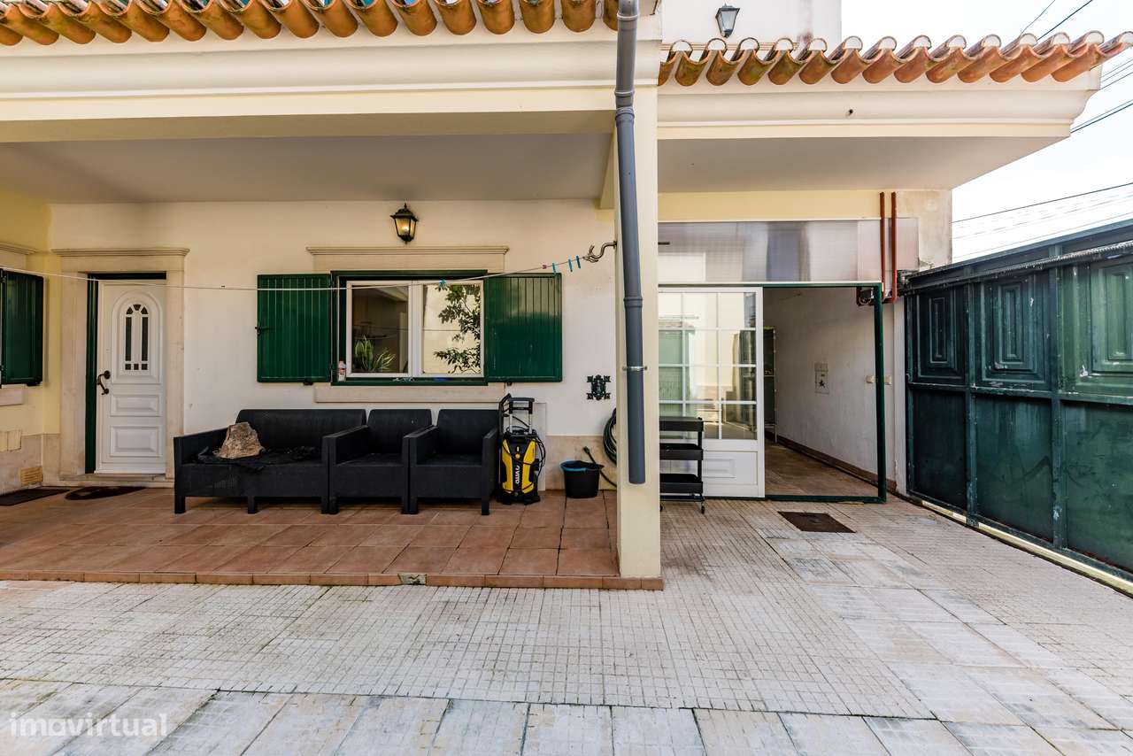 Moradia T4 | áreas generosas | espaço exterior | sótão-34