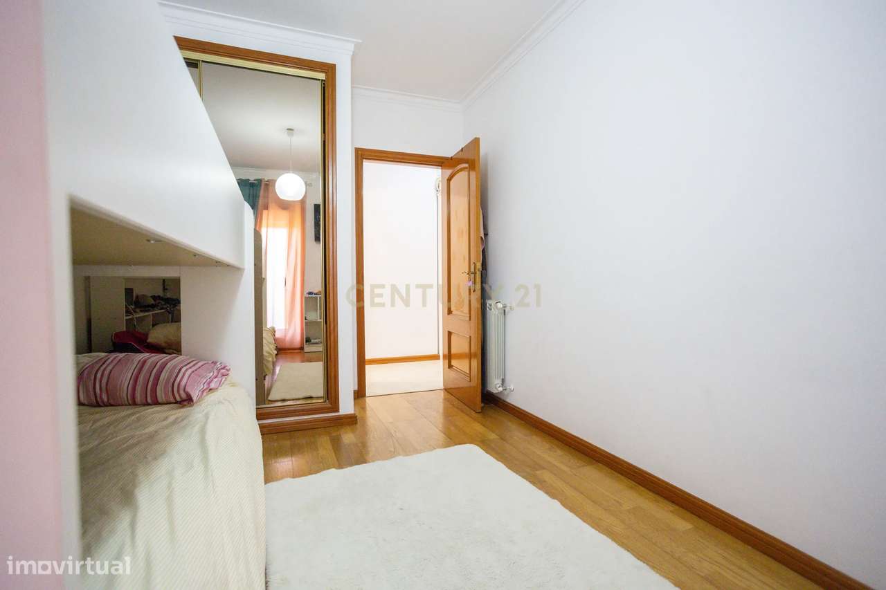 T2 com 2 casas de banho e ampla varanda-20