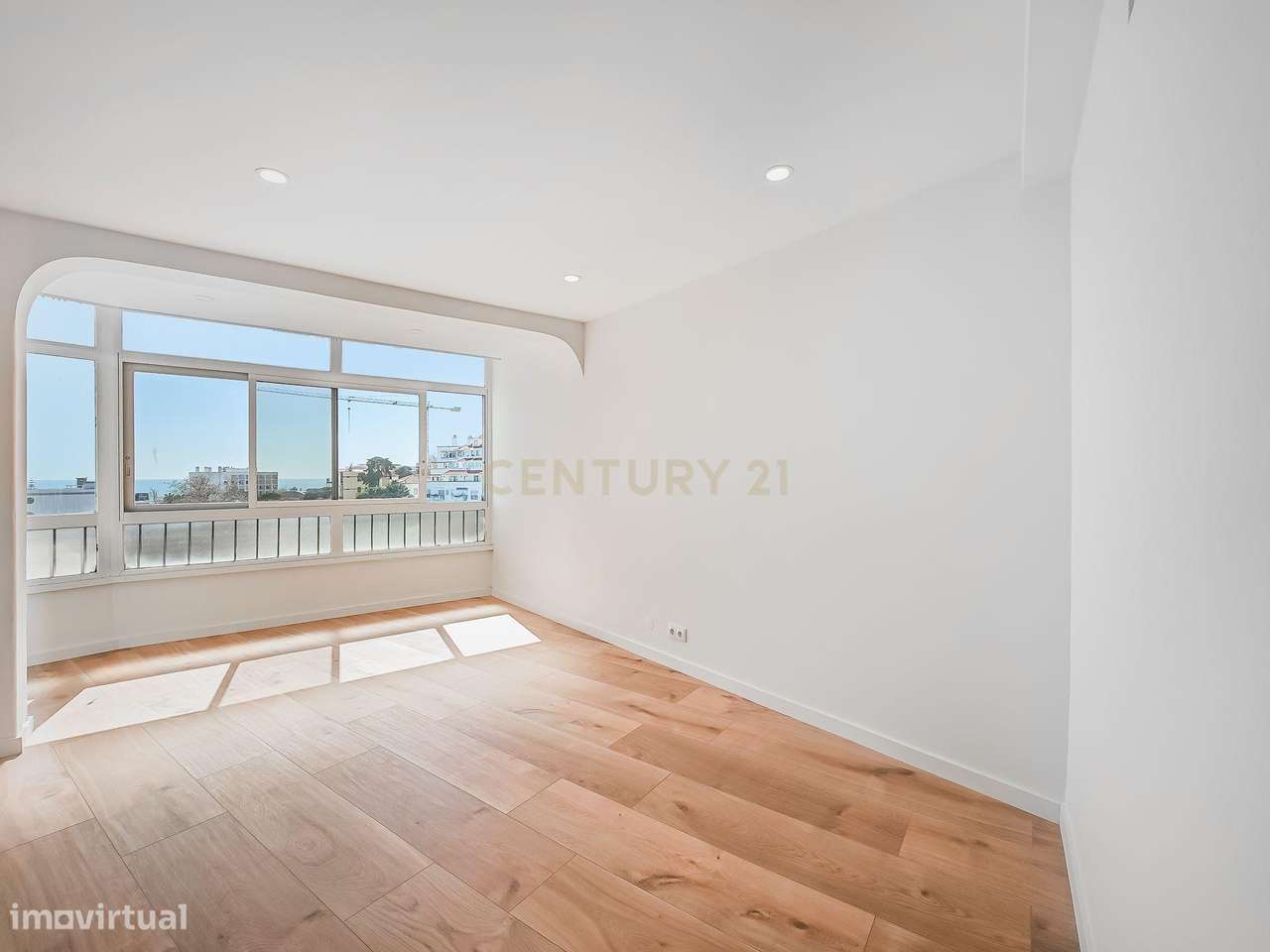 Viver no Estoril: T2 Renovado com Vista Mar, a 5 min a pé da Praia e d-23