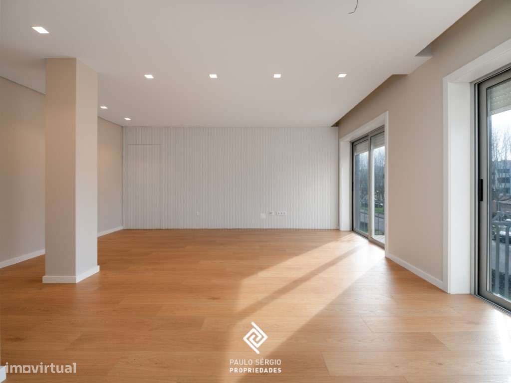 Arrenda-se apt T3 com 3 suites e varandas no Centro de Espinho. - Grande imagem: 3/17