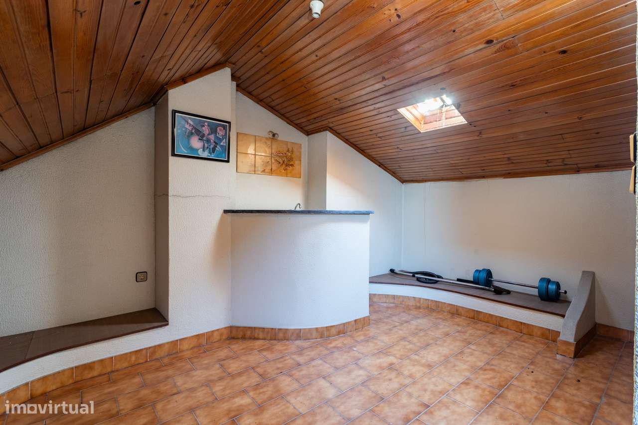 Apartamento T2 na Amadora: Potencial Único com Sótão e Varanda Solaren-29