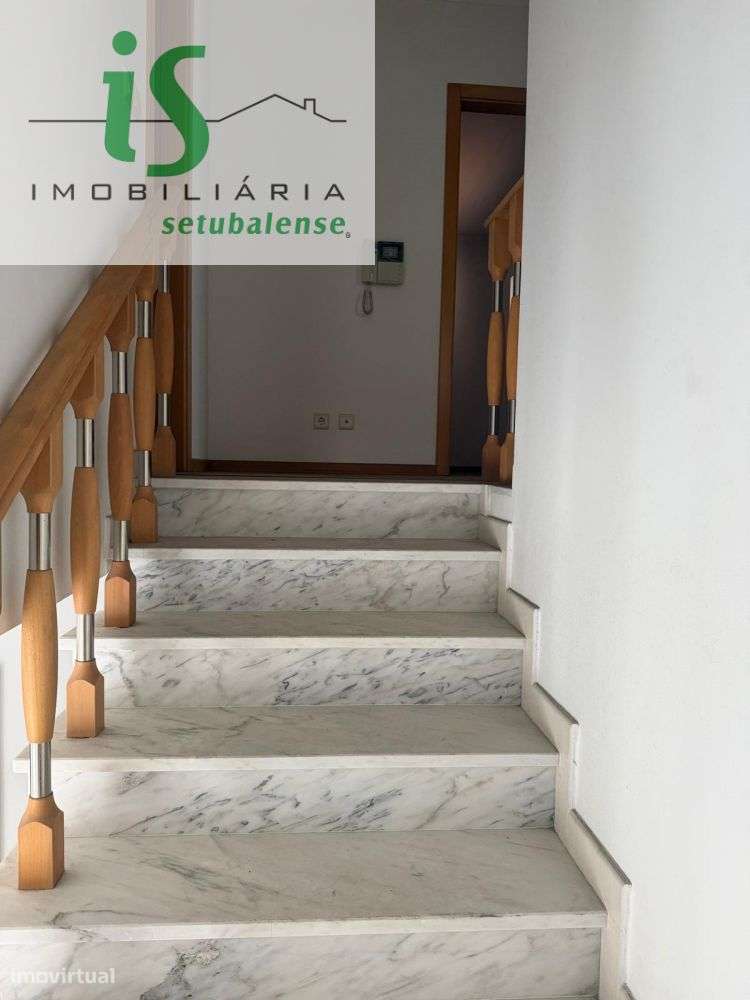 MORADIA T4 NA SOBREDA COM GARAGEM ISOLADA E TERRENO EM GAVETO.-9