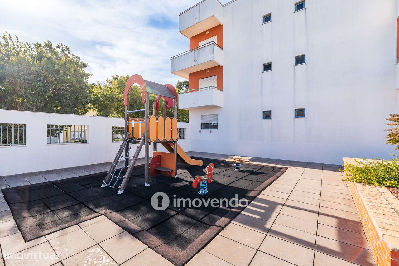 Apartamento T2 com garagem em condomínio com jardim, Paço de Arcos-32