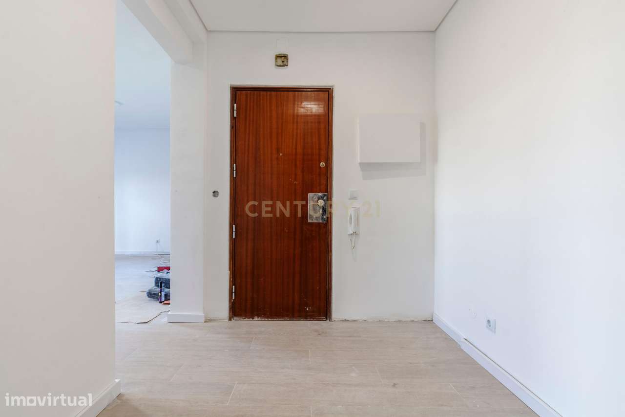 Apartamento T1 totalmente remodelado com 2 varandas,  Prédio com eleva-18