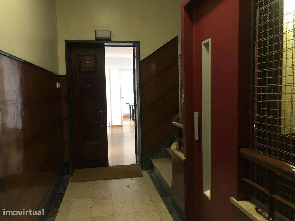 ESCRITÓRIO NA AVENIDA DA REPÚBLICA com 7 gabinetes, elevador e junto a - Grande imagem: 5/27