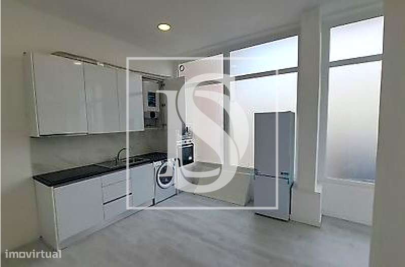 Loja remodelada e transformada em apartamento no Laranjeiro-1