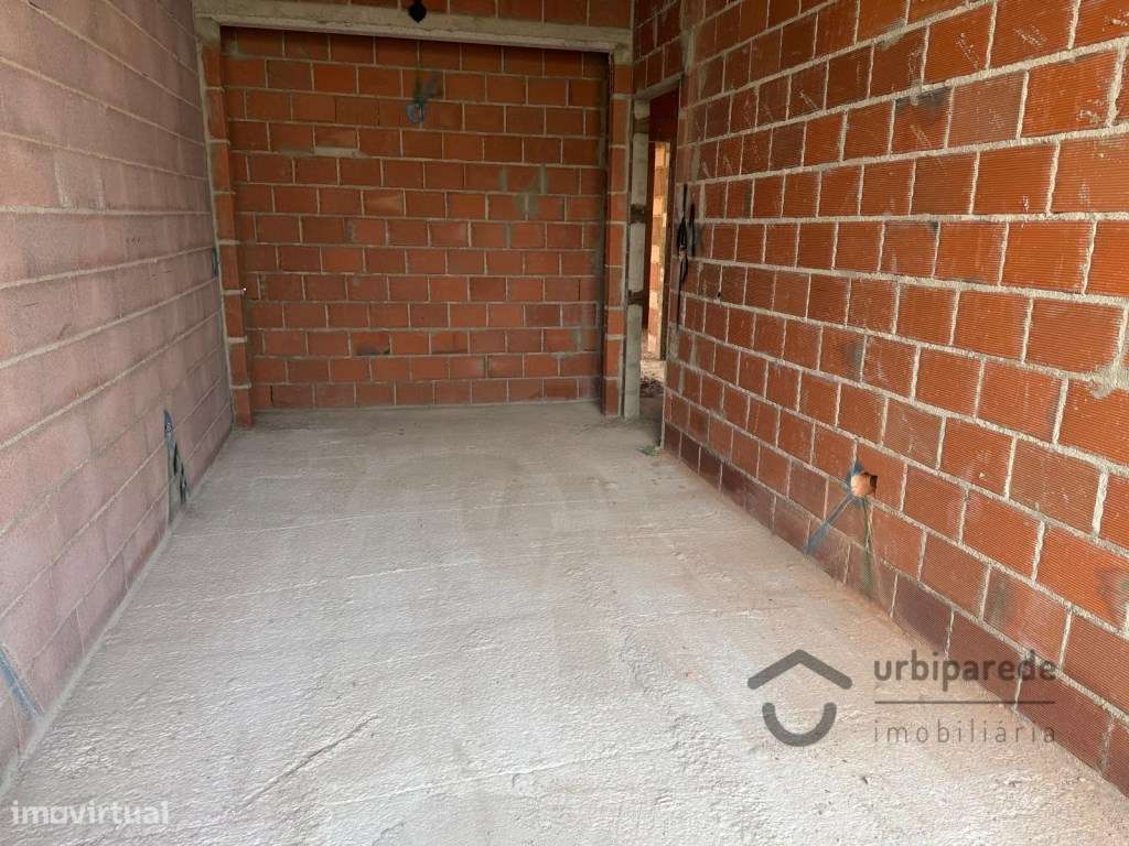 Moradia V4 na Adroana, em face de acabamento.-25