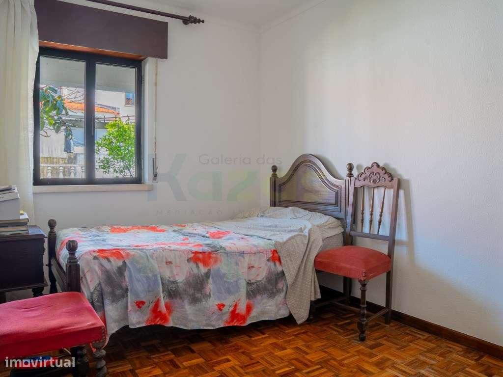 Moradia Usada T4, em banda, na Nazaré.-11