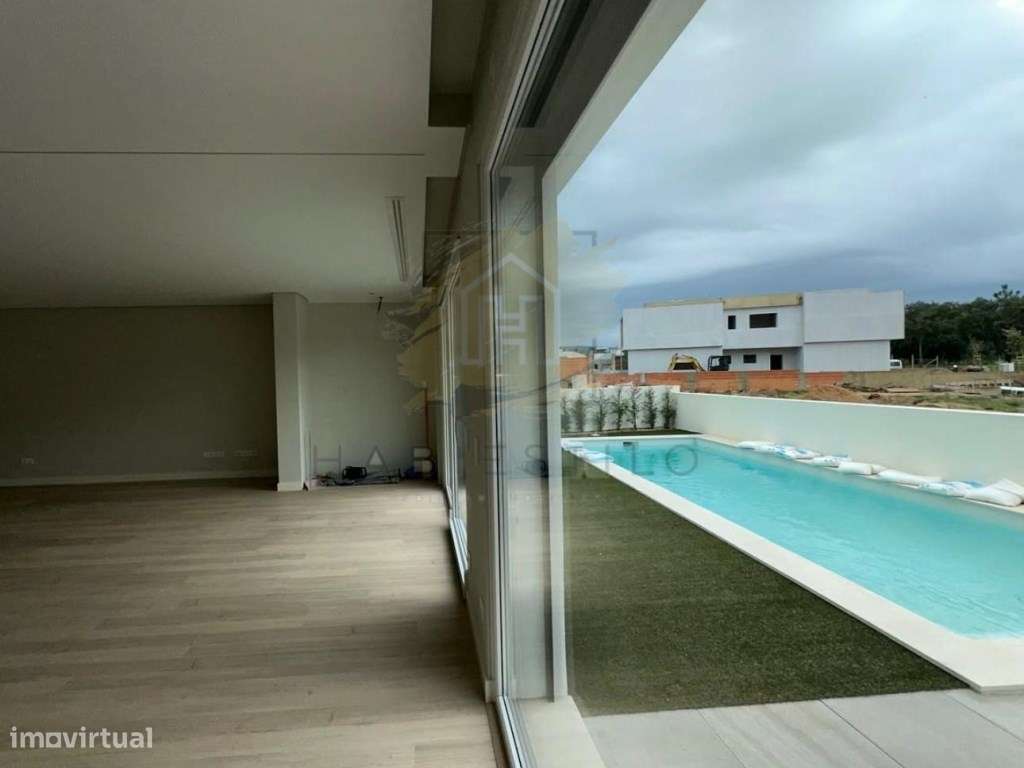 Moradia isolada em construção v3-19