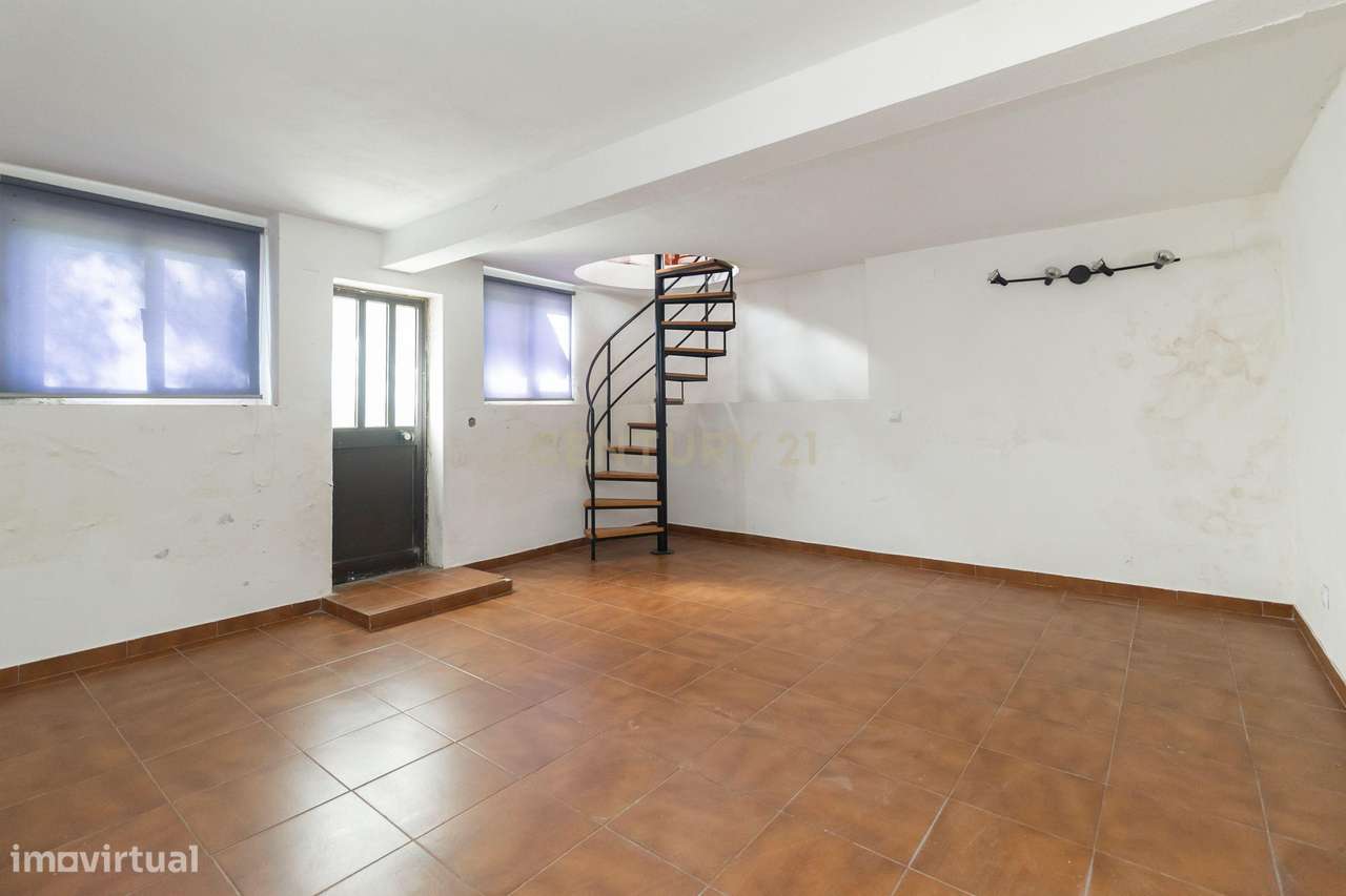 Moradia com construções de apoio, piscina e localização priviligiada-48