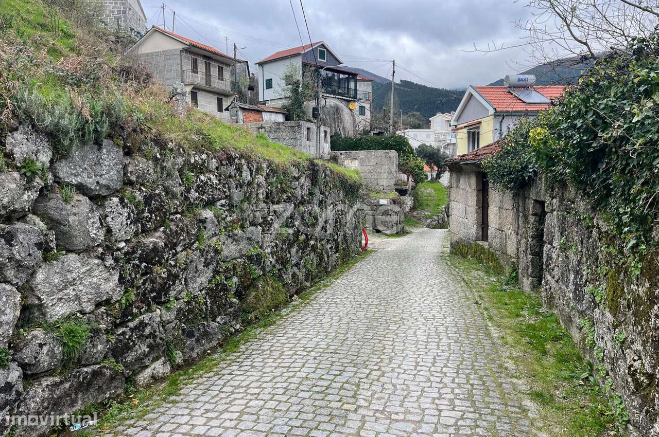 Casa centenária para reconstrução em Ansiães, Amarante - Grande imagem: 3/33