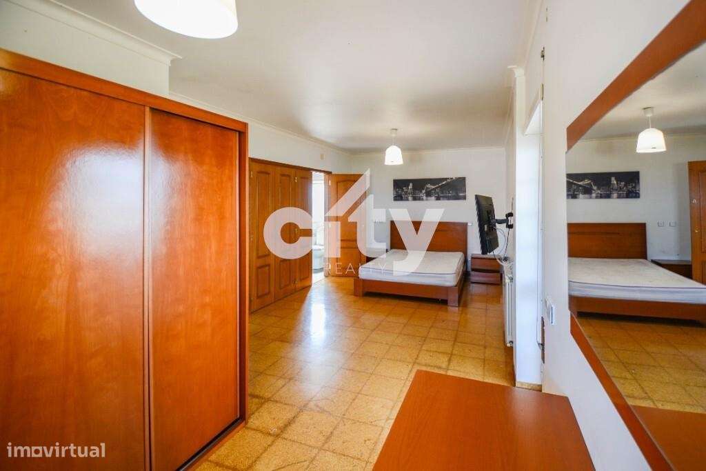 MORADIA T4  COM GARAGEM, LOTE -700 m2, ÁREA DE CONSTRUÇÃO 363 m2-13