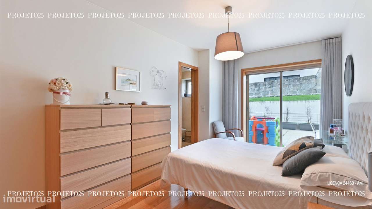 T2 C/ Terraço Privativo em Condº Fechado com piscina  - Casa da Música-17