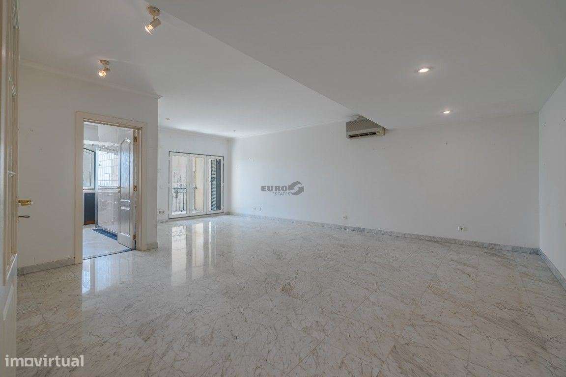 Elegante T1 com Vista Mar no Condomínio Britânia, Jardins e Piscina-10