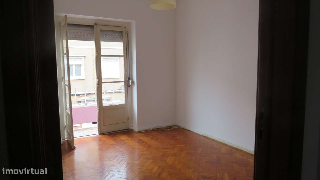 T2, junto ao Parque Aventura, prédio de três andares, duas frentes. - Grande imagem: 5/7