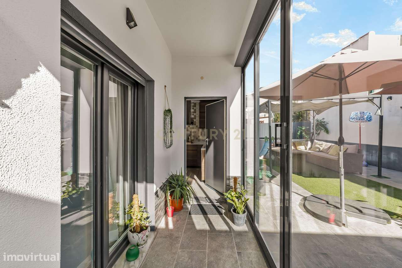 Moradia T3 isolada com garagem, Quinta do Conde-1