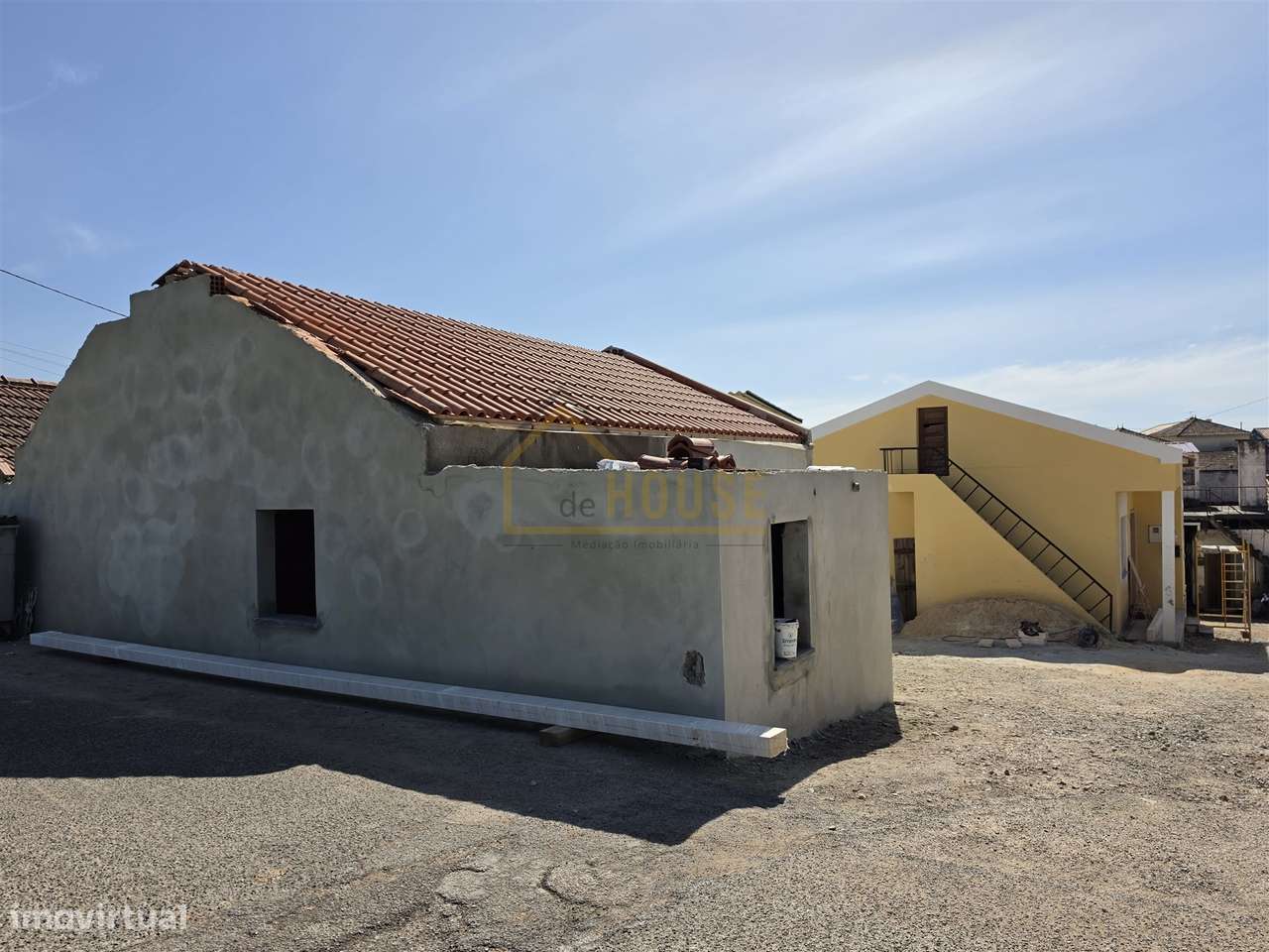 Moradia T2 com espaço exterior e adega-16