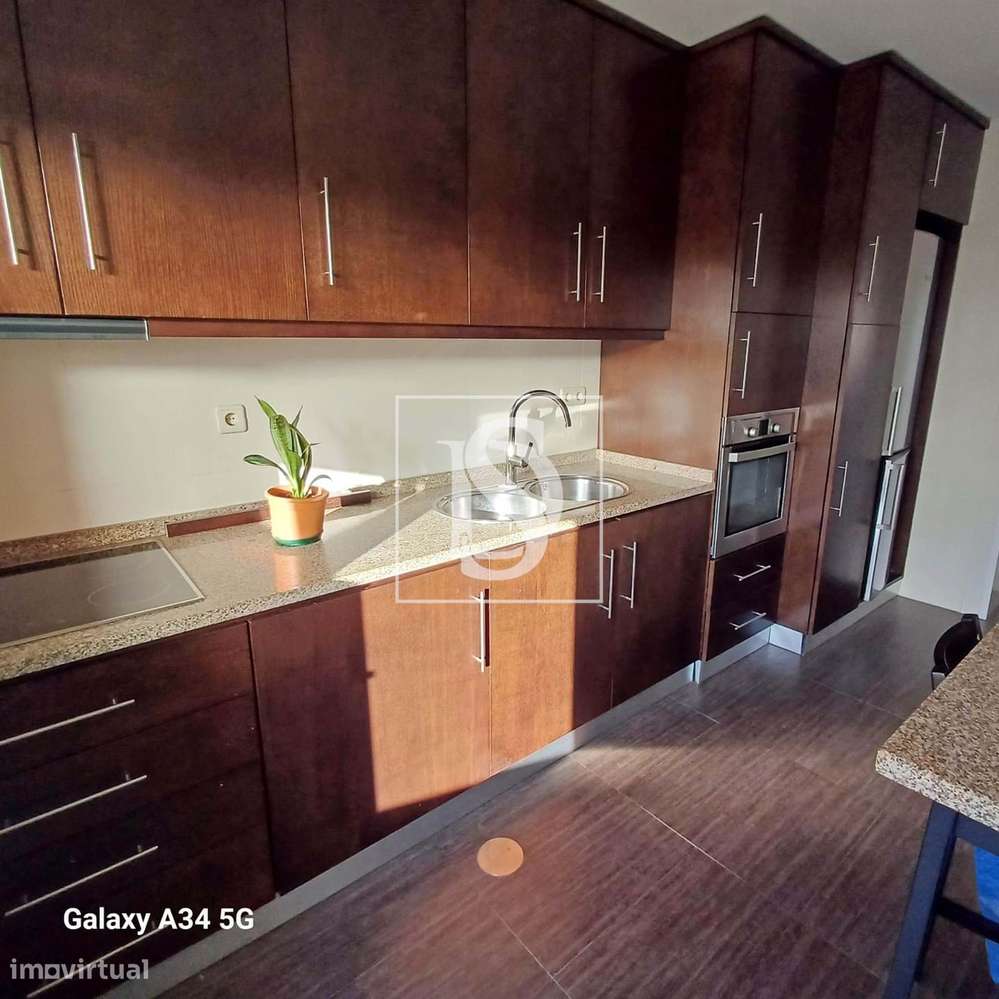 Excelente T2 com terraço e garagem em Box-26