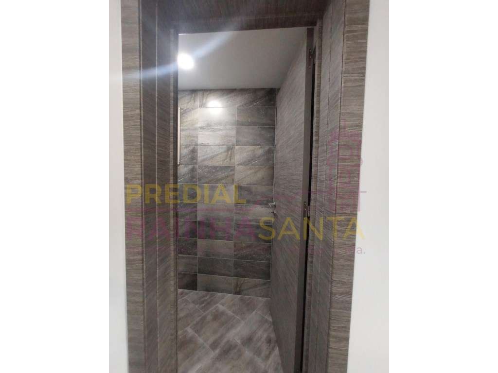 Prédio c/ três apartamentos T4 e lavandaria - Coimbra-28