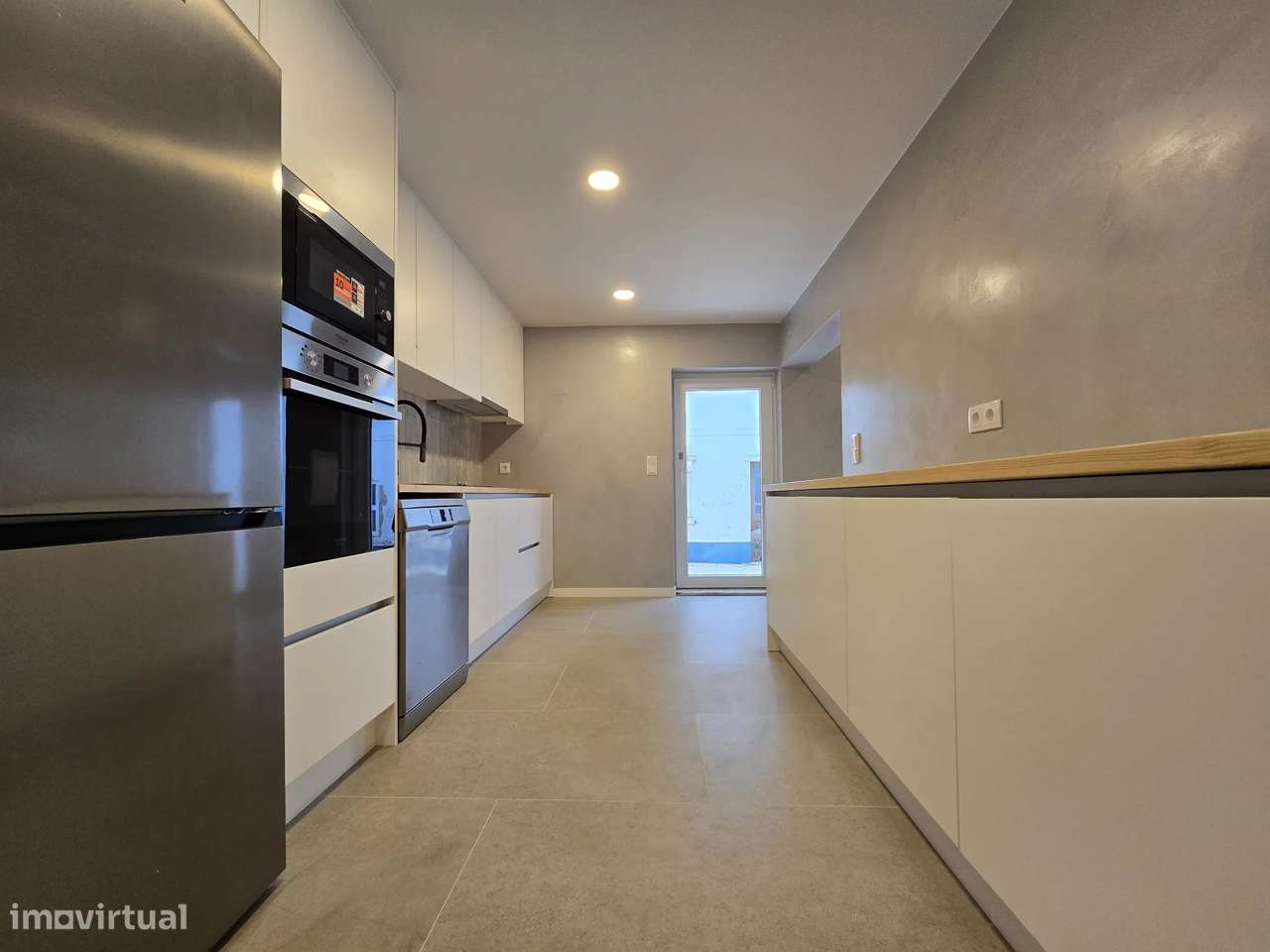 A casa onde o seu futuro começa – Moradia T3 remodelada, moderna e lum-18