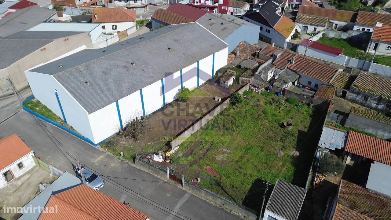 Moradia V2 com Terreno e Anexos - Bombarral - Delgada-23