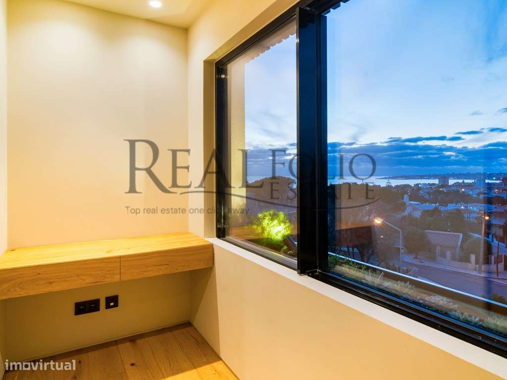 Moradia T5 com acabamentos de luxo e vista panorâmicas sobre a Baia...-34