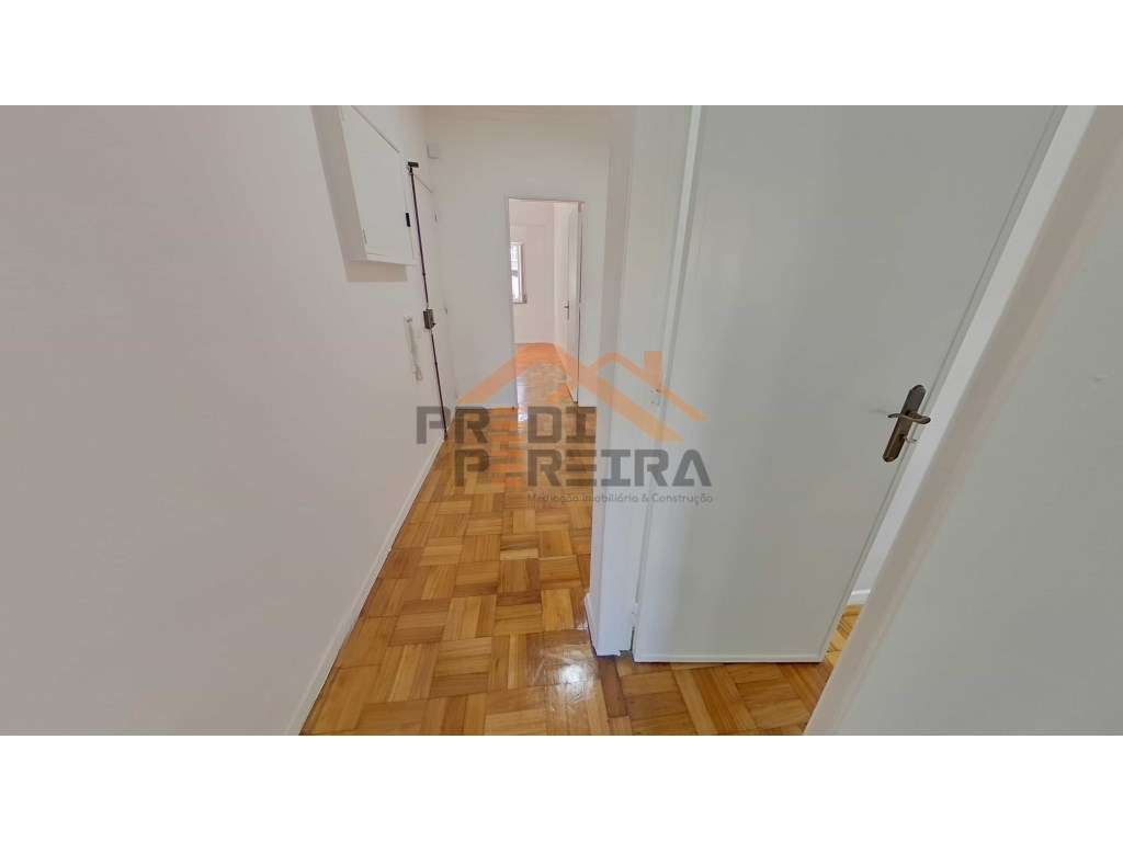 Situado no Forte da Casa, T2 em bom estado de conservação.-21
