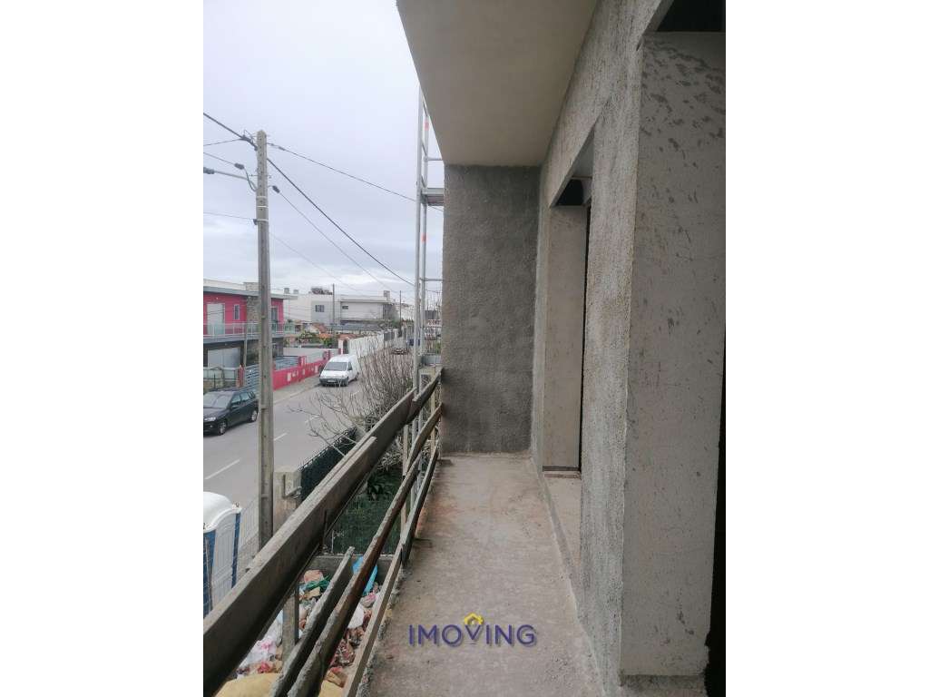 Moradia geminada com piscina em Fernão Ferro-15