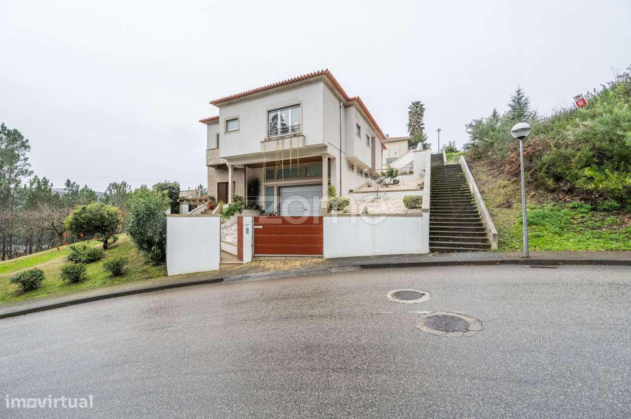 Moradia T3 c/Suítes e Piscina na Quinta das Luzes-0