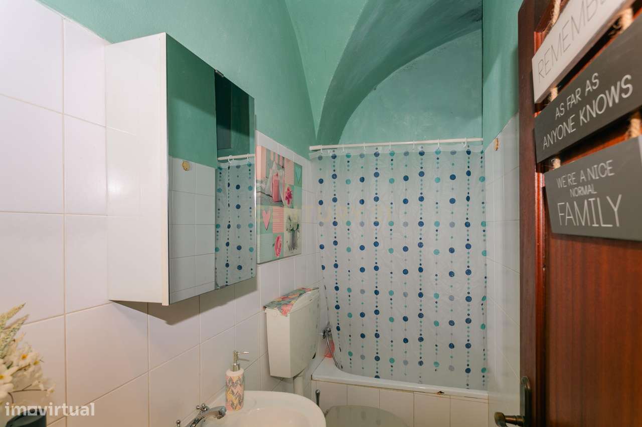 Rés-do-Chão de Moradia T4 com 4 suítes no centro de Mourão - Alentejo-8