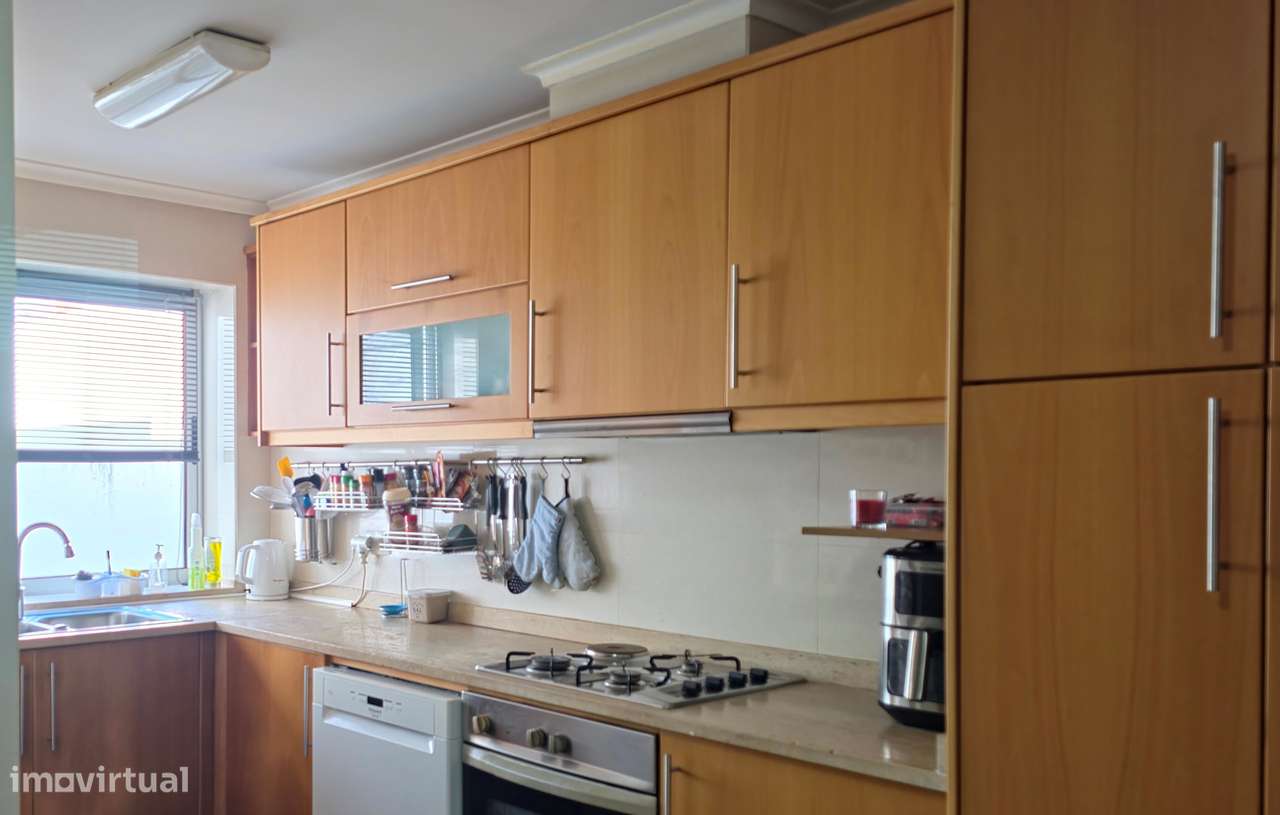 Apartamento fabuloso, familiar, T3, 2WC, Estacionamento privado. Ponta-1