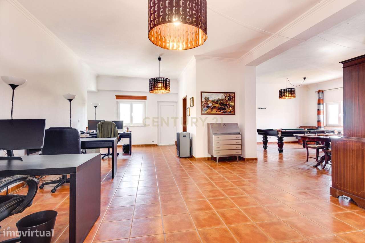 ✨ Moradia T6 com Grande Potencial em Porto Salvo | Terreno de 414.60 m - Grande imagem: 3/60